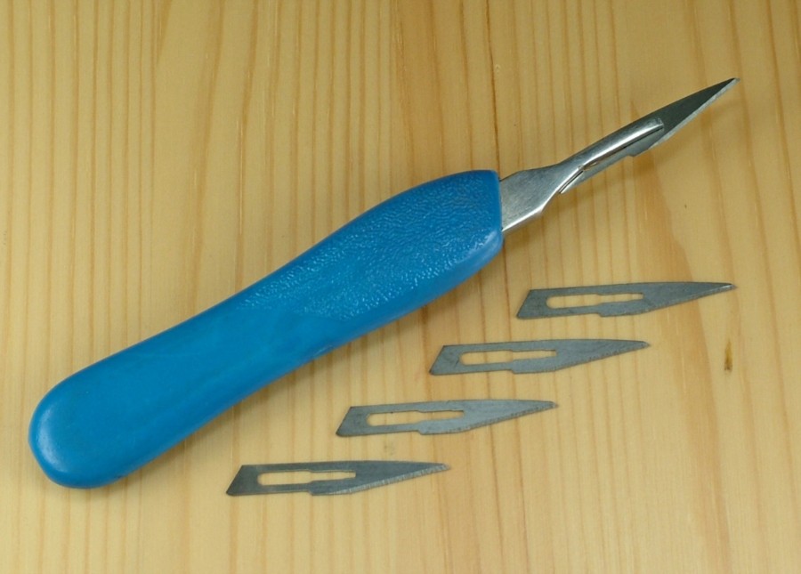 Plastic scalpel handle w. 5 x #10 blades